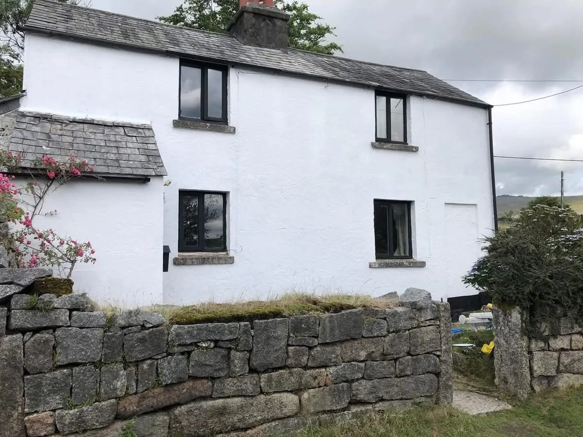 Render repair and exterior repaint of a cottage in Boscastle
